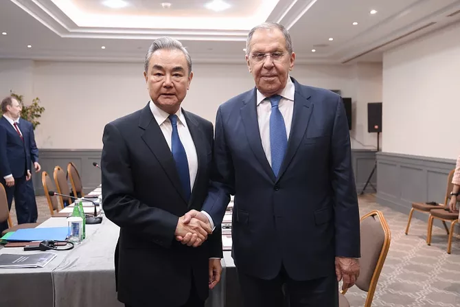 Russia's Lavrov, China's Wang Discuss Ukraine, Iran in Baku