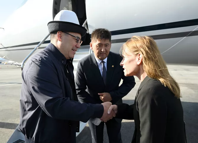 Kyrgyz President Arrives in Los Angeles Ahead of First Satellite Launch