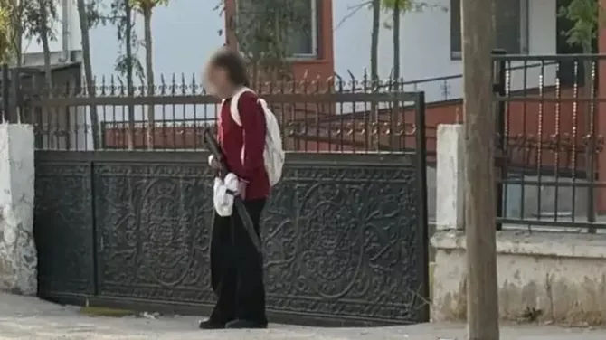 Schoolgirl stopped with unloaded pump-action shotgun at Polatoglu School in Türkiye's Van Province; police seized weapon, student taken for questioning