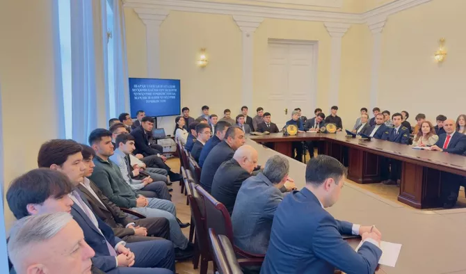 Tajik Envoy Talks Domestic, Foreign Policy with Students