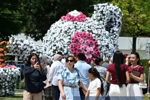 Spring Comes Alive in Uzbekistan With Spectacular Flower Festival - VIDEO