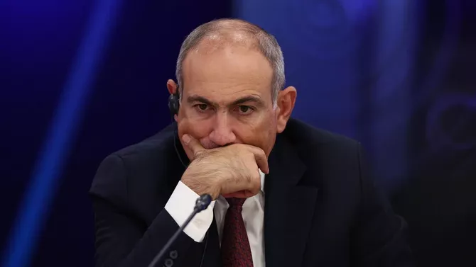 Pashinyan Denounces Burning of Turkish Flag in Yerevan