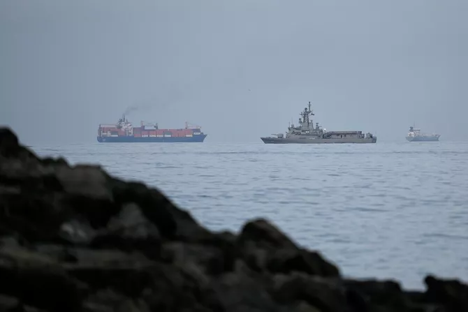 Iran Agrees on Hormuz Route With Oman as Reopening Hangs in Balance
