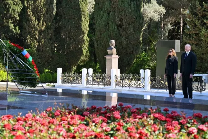 Latest News & Breaking Stories | Stay Updated with Caspianpost.com - Ilham Aliyev and Mehriban Aliyeva Visit Tomb of National Leader Heydar Aliyev at Alley of Honors