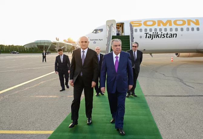Presidents of Uzbekistan, Kyrgyzstan, Tajikistan Arrive in Azerbaijan
