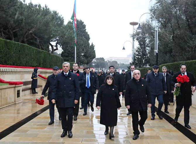 Azerbaijan’s Officials Commemorate Martyrs at Alley of Martyrs