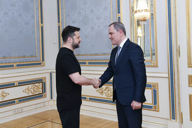 Zelenskyy Thanks Azerbaijan for Humanitarian, Energy Assistance to Ukraine