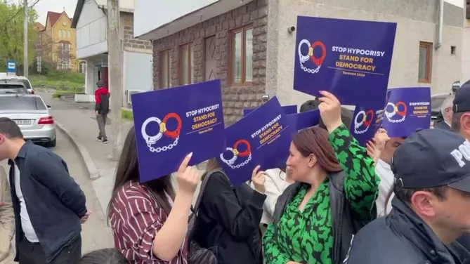 Protest Erupts Outside EU Office in Armenia - VIDEO