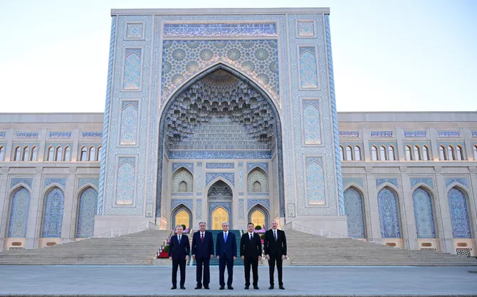 Azerbaijani President Explores Newly Built Center of Islamic Civilization in Uzbekistan