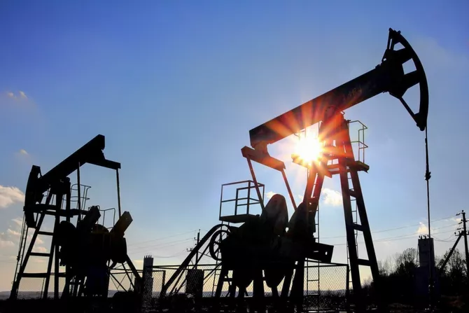 Azerbaijan's Azeri Light Crude Falls Nearly 4% on Global Markets