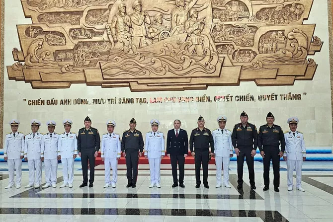 Latest News & Breaking Stories | Stay Updated with Caspianpost.com - Azerbaijan Defense Minister Visits Vietnamese Navy