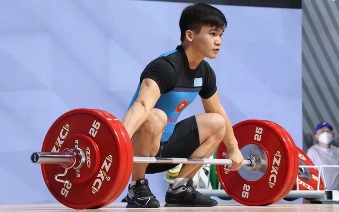 Kazakhstan Wins Five Medals at Weightlifting Championships