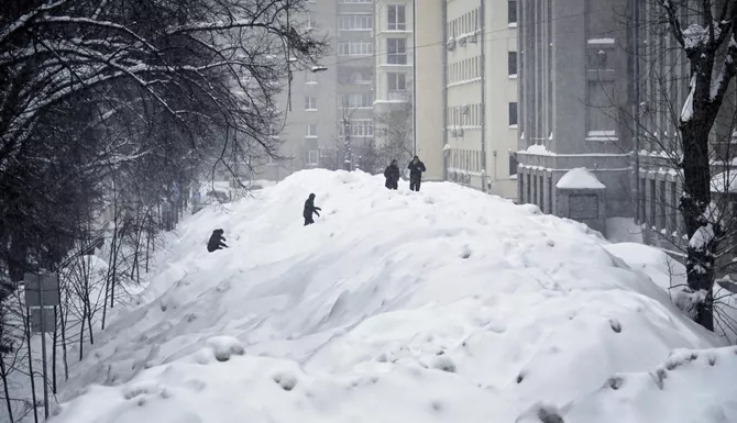 モスクワ、2世紀以上で最も大雪に見舞われる