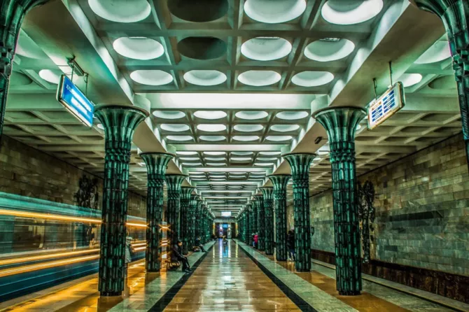 Quick-Thinking Driver Prevents Disaster at Uzbekistan's Metro Station