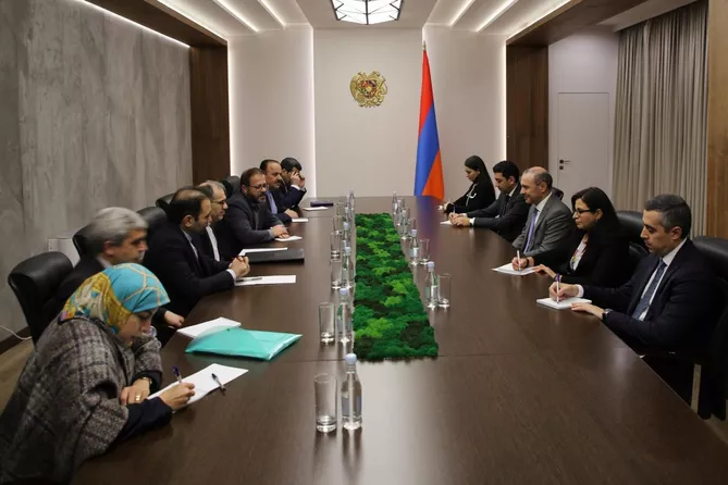 Armenia, Iran Discuss Strategic Ties, Regional Connectivity