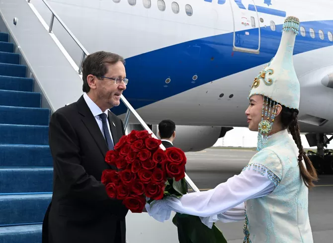 Kazakhstan Welcomes Israeli President on State Visit
