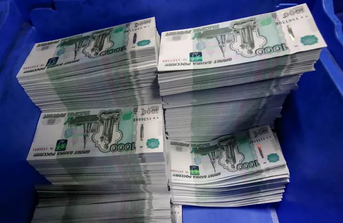 Russian Billionaires Move Billions Abroad Amid Growing Economic Fears: Report