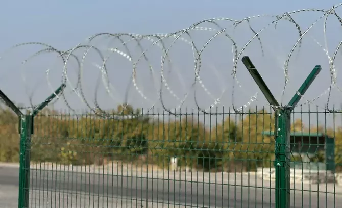 Over 160 km of Kyrgyz-Tajik Border Fenced With Barbed Wire
