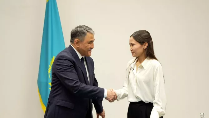 Kazakh Schoolgirl Creates Device to Harvest Water from Air