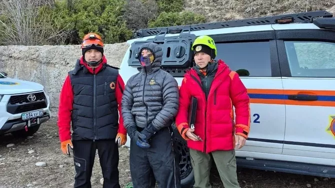 Kazakh Rescuers Find Lost Tourist High in Mountains at 4,300 Meters