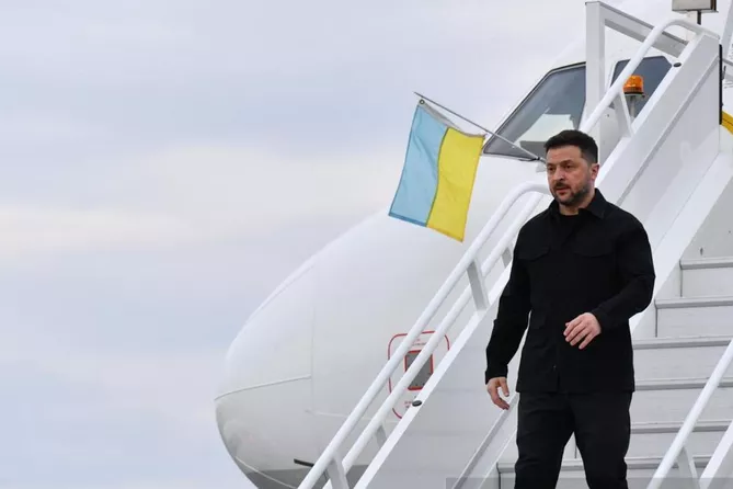 Ukraine’s President Arrives in Armenia for EPC summit