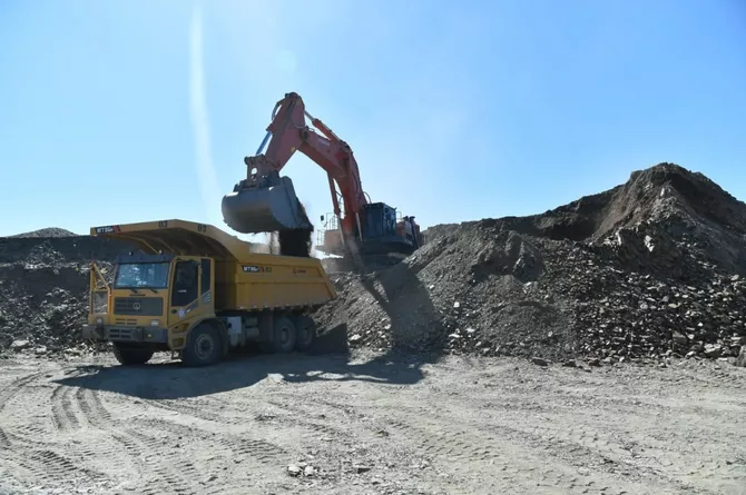 Tire Explosion Kills Two Workers at Uzbekistan's Mining Site