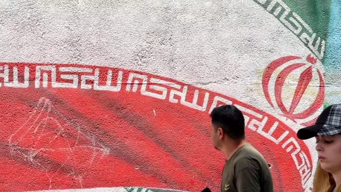 Trump Says Tehran Wants Talks, But Iran Warns 'Finger on Trigger'