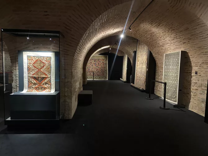 Azerbaijan’s 17th-18th Century Palace Carpets Featured in Istanbul Exhibition
