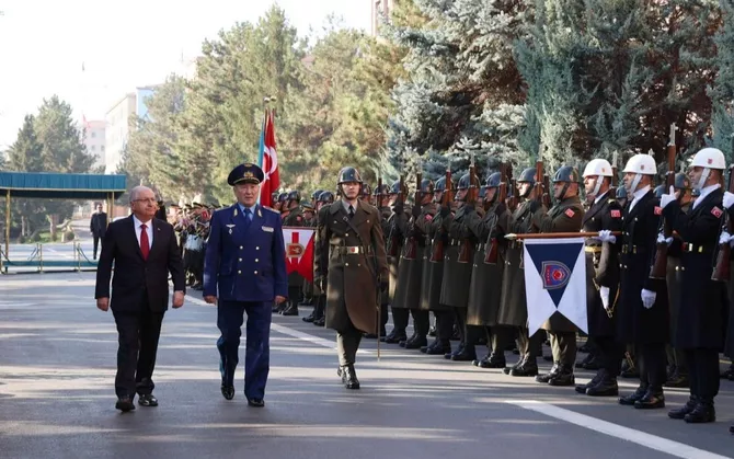 Kazakh Defense Minister Visits Türkiye for Official Talks