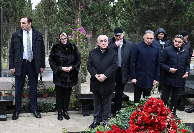 PM Ali Asadov Pays Tribute at Graves of Fallen AZAL Crew in Baku