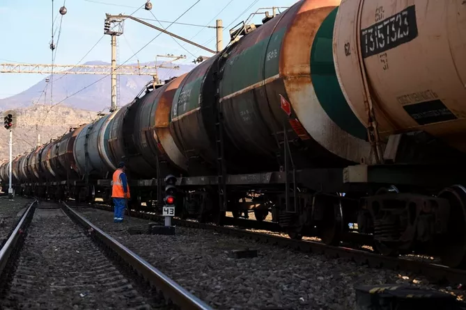 Azerbaijan Delivers First Fuel Shipment to Armenia by Rail