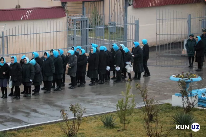 Uzbek President Pardons Over 850 Prisoners
