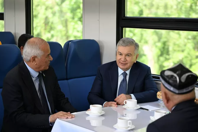 Uzbekistan Unveils Modern Electric Train for Fergana Valley