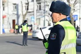 Driver Drags Police Officer on Hood in Kyrgyzstan - VIDEO