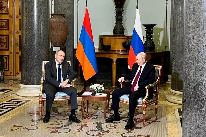 Pashinyan Thanks Putin for Support in Armenia-Azerbaijan Peace