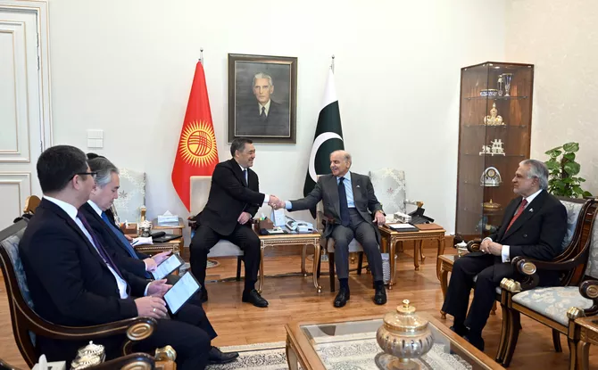 Kyrgyz President Meets with Pakistani PM to Boost Trade Ties