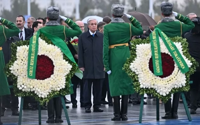 Kazakh Leader Participates in Wreath Ceremony in Turkmenistan