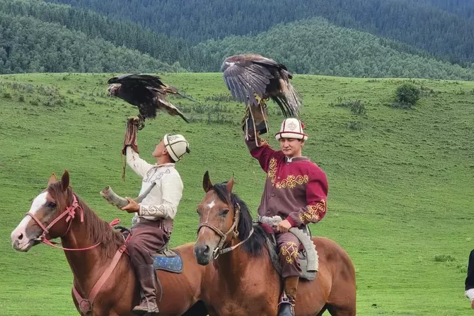 From Hot Springs to Eagle Hunting: Azerbaijani Media Discover Kyrgyzstan’s Tourism Gems