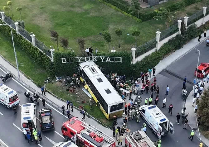 At Least 2 Killed, 16 Injured in Istanbul Bus Crash - VIDEO