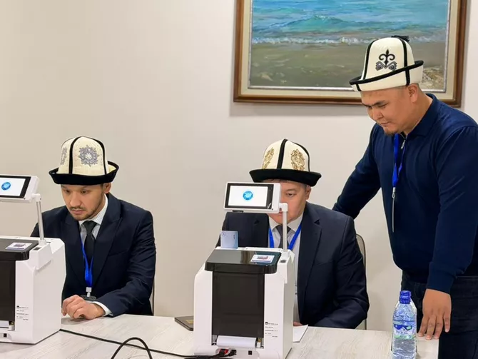 Over 518,000 Voters Cast Ballots in Kyrgyzstan Parliamentary Elections by Noon