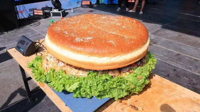 Kazakhstan Sets Culinary Record with Massive 86-Kilogram Kazyburger at Balkhash Festival