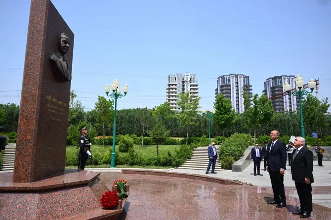 Latest News & Breaking Stories | Stay Updated with Caspianpost.com - Azerbaijani and Uzbek Prime Ministers Honor Heydar Aliyev in Tashkent