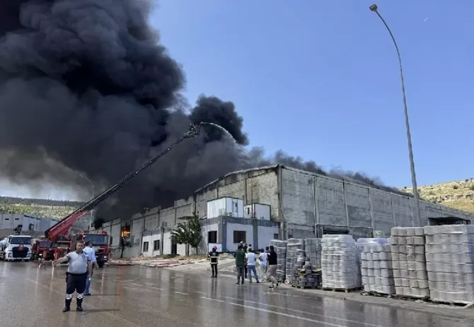 Massive Fire Engulfs Textile Factory in Gaziantep, Türkiye