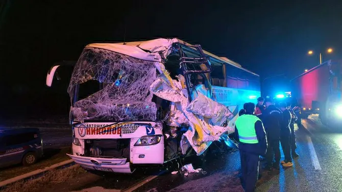 Ten Injured as Tour Bus Carrying Bulgarian Tourists Collides With Truck in Türkiye