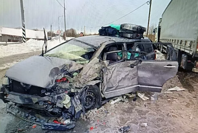 Kyrgyz Driver Loses Control, Crashes Into Truck in Russia