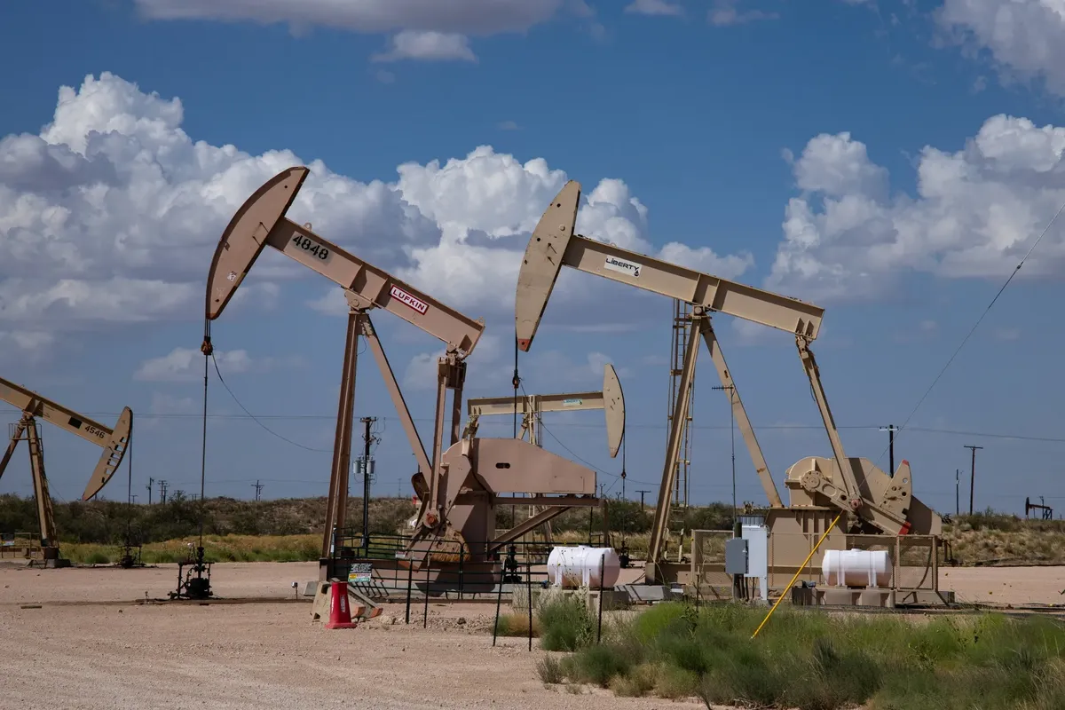Oil Poised for Fourth Monthly Gain Amid Hormuz Supply Risks