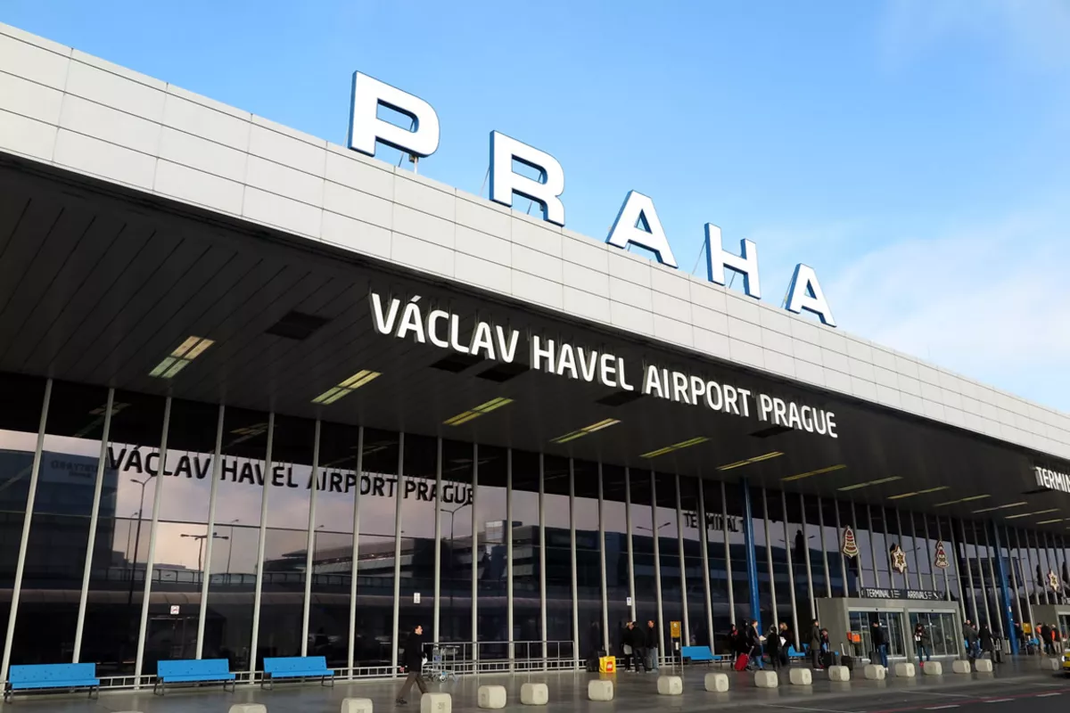Violent Passenger Targets Agent on AZAL Flight in Prague