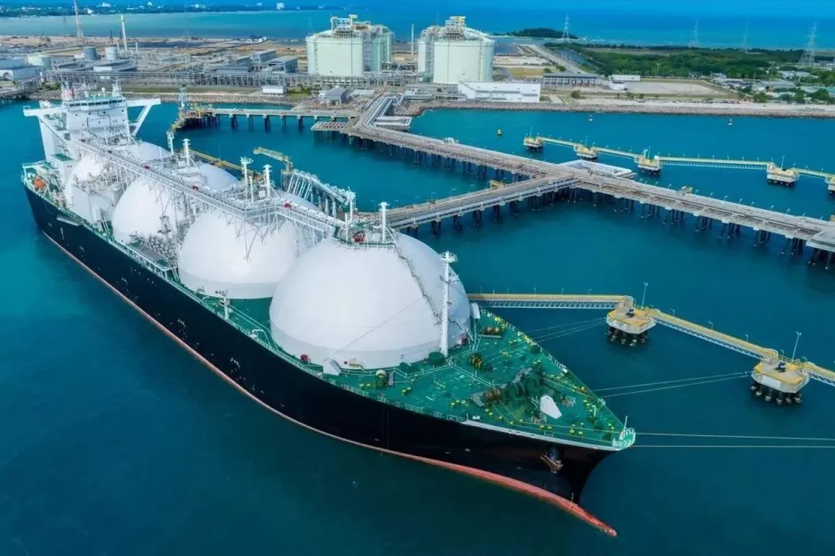 Hormuz Disruption Hits LNG Flows Harder Than Oil Shipments