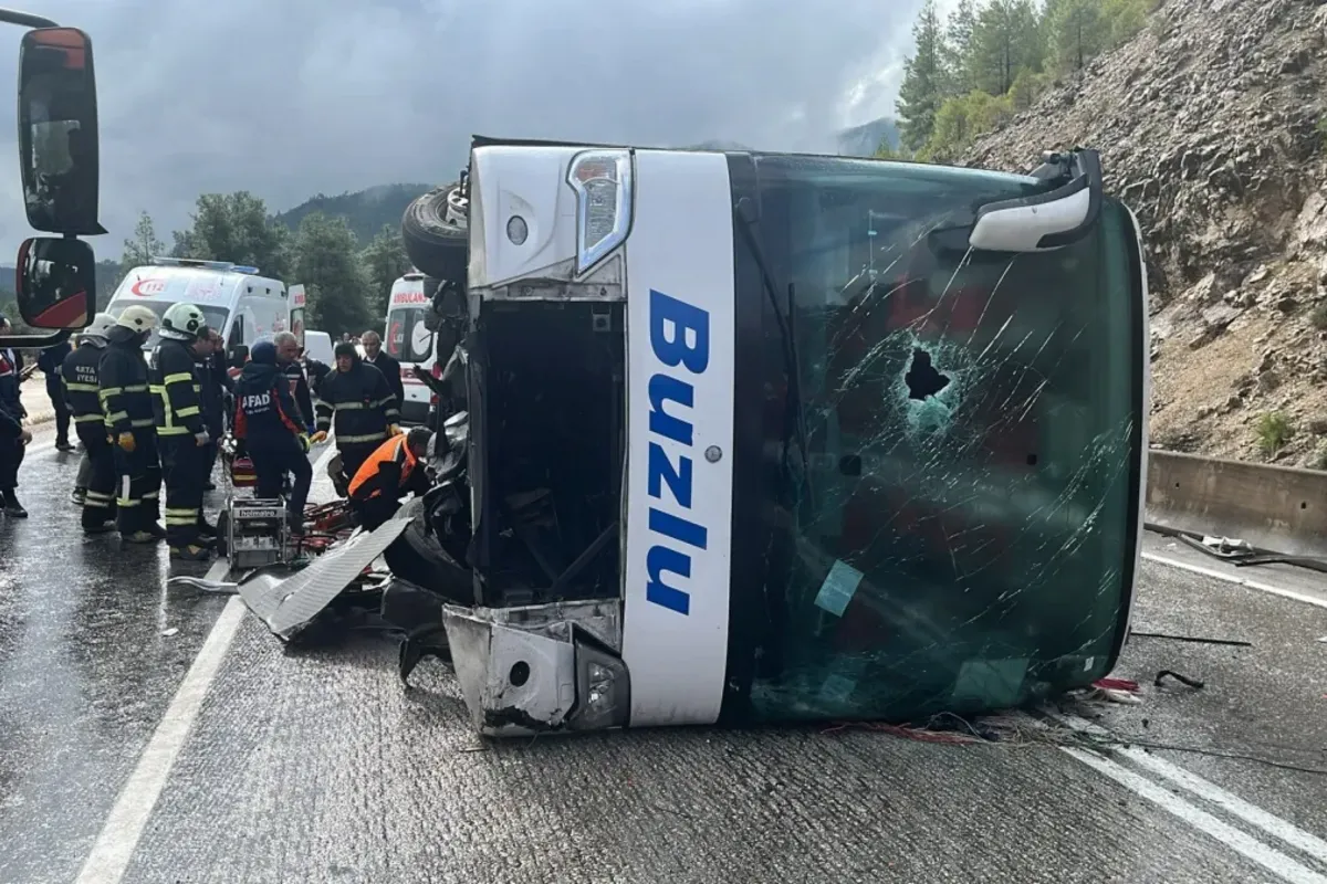 One Dead, Nine Injured in Bus Crash in Southwest Türkiye