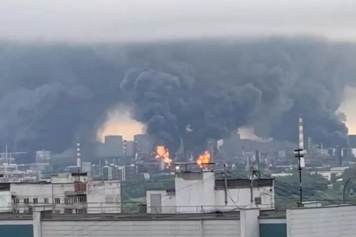 Russia, Ukraine Exchange Heavy Strikes as Peace Prospects Diminish - VIDEO